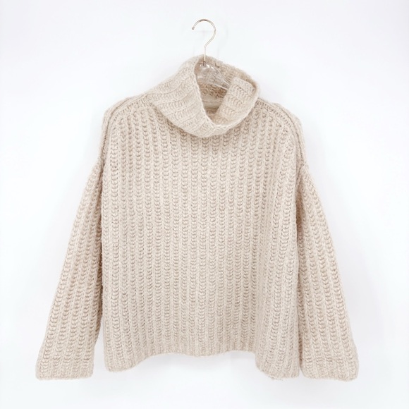 FREE PEOPLE | Fluffy Fox Boxy Chunky Knit Turtleneck Sweater in Pearl | Sz XS - Picture 10 of 15